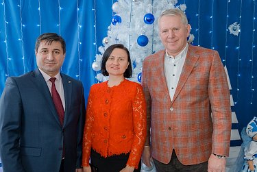 Подарки, новогодний спектакль, Дед Мороз и Снегурочка…